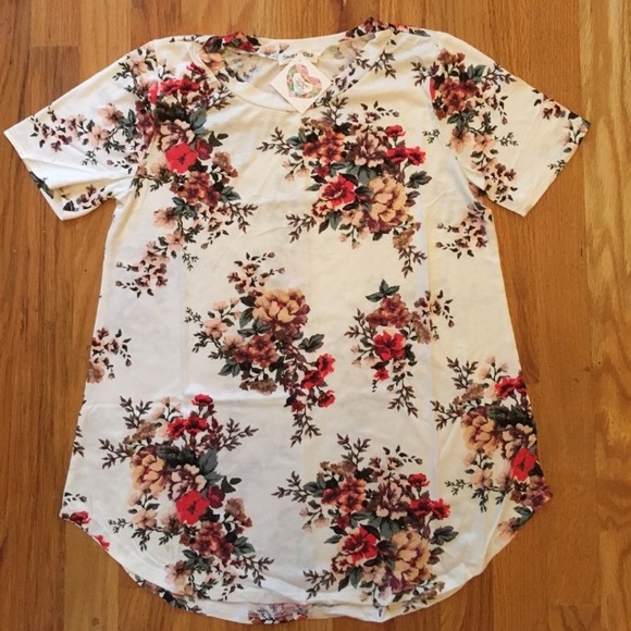 Gorgeous Ivory Floral Top - Picture 7 of 8